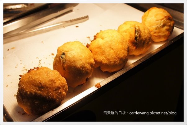 【高雄六合夜市】必吃小吃美食推薦。鄭老牌木瓜牛奶+土魠魚焿+方記水餃+烤肉之家+宏餅鋪胡椒餅+胖胖蚵仔包+六合海產粥+林記八寶冰 @飛天璇的口袋