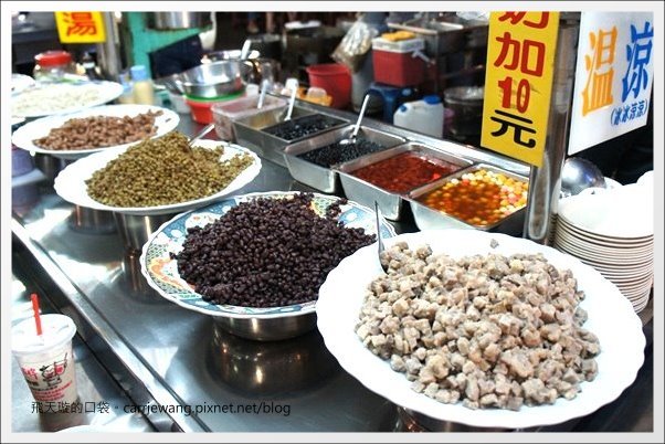【高雄六合夜市】必吃小吃美食推薦。鄭老牌木瓜牛奶+土魠魚焿+方記水餃+烤肉之家+宏餅鋪胡椒餅+胖胖蚵仔包+六合海產粥+林記八寶冰 @飛天璇的口袋