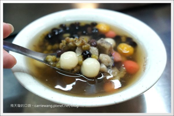 【高雄六合夜市】必吃小吃美食推薦。鄭老牌木瓜牛奶+土魠魚焿+方記水餃+烤肉之家+宏餅鋪胡椒餅+胖胖蚵仔包+六合海產粥+林記八寶冰 @飛天璇的口袋