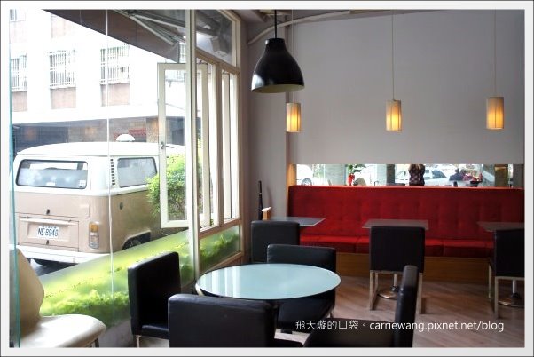 【台中咖啡館】52 Caf&eacute;．3D立體小熊拉花拿鐵很威，但是服務呢？！ @飛天璇的口袋