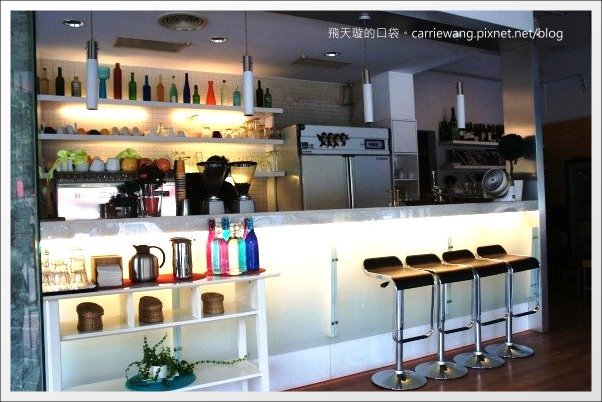 【台中咖啡館】52 Caf&eacute;．3D立體小熊拉花拿鐵很威，但是服務呢？！ @飛天璇的口袋