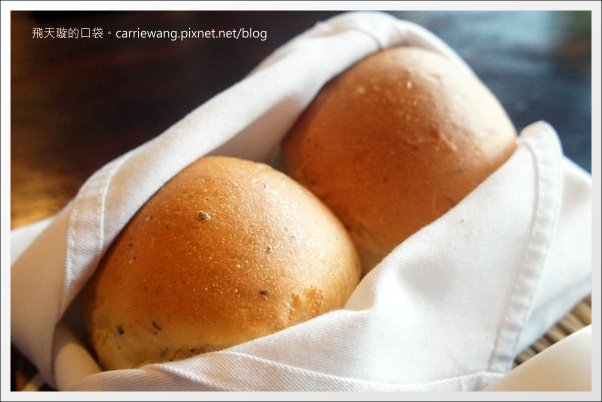 【台中義大利麵】夠義式創意料理。燉飯上舖滿了一層又一層的松阪豬，真是太犯規了！ @飛天璇的口袋