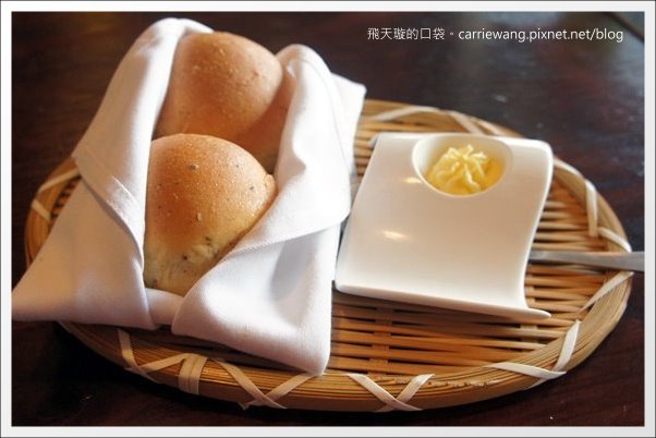 【台中義大利麵】夠義式創意料理。燉飯上舖滿了一層又一層的松阪豬，真是太犯規了！ @飛天璇的口袋