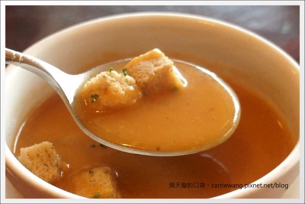 【台中義大利麵】夠義式創意料理。燉飯上舖滿了一層又一層的松阪豬，真是太犯規了！ @飛天璇的口袋