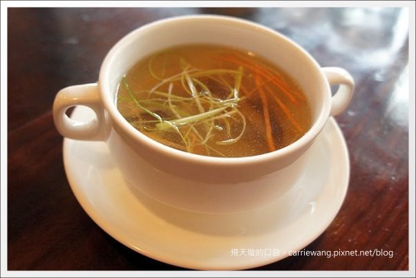 【台中義大利麵】夠義式創意料理。燉飯上舖滿了一層又一層的松阪豬，真是太犯規了！ @飛天璇的口袋