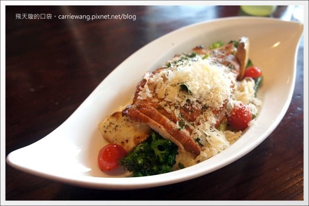 【台中義大利麵】夠義式創意料理。燉飯上舖滿了一層又一層的松阪豬，真是太犯規了！ @飛天璇的口袋