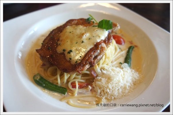 【台中義大利麵】夠義式創意料理。燉飯上舖滿了一層又一層的松阪豬，真是太犯規了！ @飛天璇的口袋