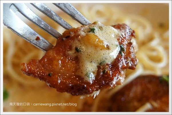 【台中義大利麵】夠義式創意料理。燉飯上舖滿了一層又一層的松阪豬，真是太犯規了！ @飛天璇的口袋