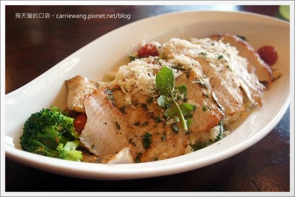 【台中義大利麵】夠義式創意料理。燉飯上舖滿了一層又一層的松阪豬，真是太犯規了！ @飛天璇的口袋