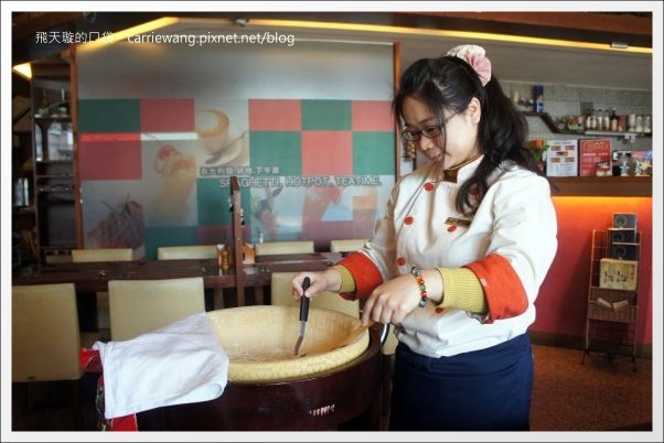 【台中義大利麵】夠義式創意料理。燉飯上舖滿了一層又一層的松阪豬，真是太犯規了！ @飛天璇的口袋