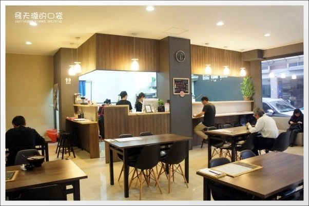 【台中牛肉麵推薦】牛佬牛肉麵專門店。讓不愛吃牛肉麵的我，也愛上了牛肉麵&hellip;❤(同場加映：2013文昌國小櫻花季) @飛天璇的口袋