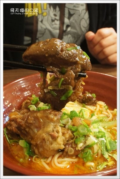 【台中牛肉麵推薦】牛佬牛肉麵專門店。讓不愛吃牛肉麵的我，也愛上了牛肉麵&hellip;❤(同場加映：2013文昌國小櫻花季) @飛天璇的口袋