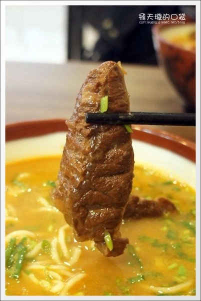 【台中牛肉麵推薦】牛佬牛肉麵專門店。讓不愛吃牛肉麵的我，也愛上了牛肉麵&hellip;❤(同場加映：2013文昌國小櫻花季) @飛天璇的口袋