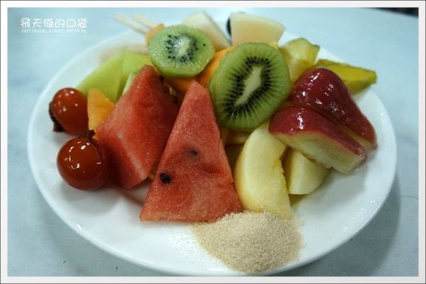 台南小吃美食一日遊｜小南米糕+品香肉粽+深藍咖啡館+阿明豬心冬粉+莊子土豆仁湯+莉莉水果店 @飛天璇的口袋