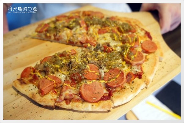 【台中披薩吃到飽】愛麗絲的派對。女僕風的童話餐廳 @飛天璇的口袋