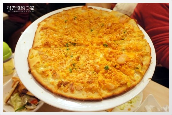 【台中披薩吃到飽】喬e歐爸爸手工披薩。有鹹蛋超人口味耶！ @飛天璇的口袋