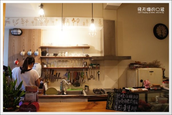 【台中下午茶】七天出走．7 days away Caf&eacute;+B&B。樸實，深得我心的鬆餅~ @飛天璇的口袋