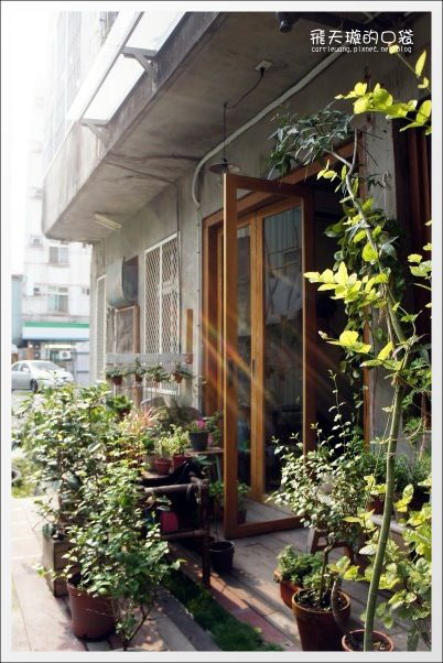 【台中下午茶】七天出走．7 days away Caf&eacute;+B&B。樸實，深得我心的鬆餅~ @飛天璇的口袋