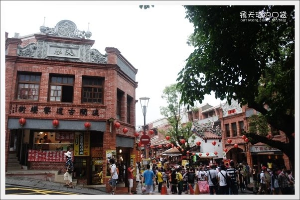 【深坑老街一日遊】必吃小吃美食推薦。深坑大樹下+金大鼎串烤香豆腐+阿珠芋圓+深坑七里香+廟口石板臭豆腐+唐山伯古味桂花酸梅湯+郭金山手工花生糖+顏藝德興豆腐冰+老街頭碳燒豆腐霜淇淋 @飛天璇的口袋