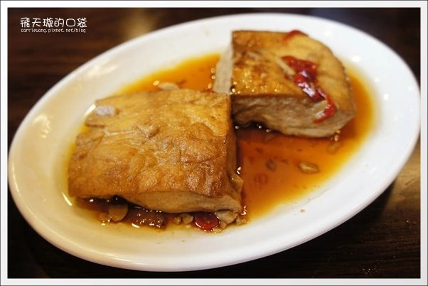 【深坑老街一日遊】必吃小吃美食推薦。深坑大樹下+金大鼎串烤香豆腐+阿珠芋圓+深坑七里香+廟口石板臭豆腐+唐山伯古味桂花酸梅湯+郭金山手工花生糖+顏藝德興豆腐冰+老街頭碳燒豆腐霜淇淋 @飛天璇的口袋