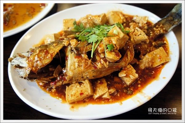 【深坑老街一日遊】必吃小吃美食推薦。深坑大樹下+金大鼎串烤香豆腐+阿珠芋圓+深坑七里香+廟口石板臭豆腐+唐山伯古味桂花酸梅湯+郭金山手工花生糖+顏藝德興豆腐冰+老街頭碳燒豆腐霜淇淋 @飛天璇的口袋