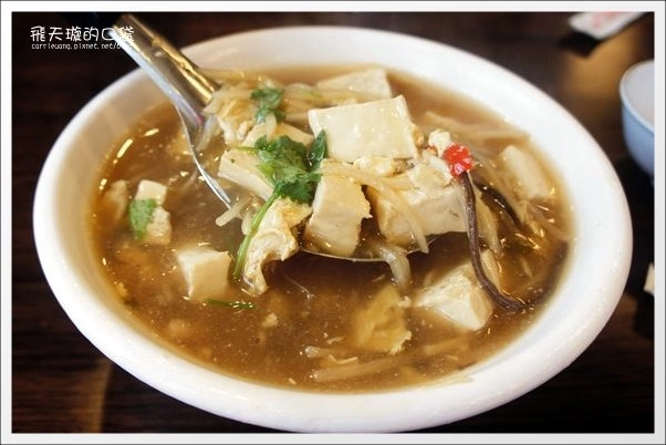 【深坑老街一日遊】必吃小吃美食推薦。深坑大樹下+金大鼎串烤香豆腐+阿珠芋圓+深坑七里香+廟口石板臭豆腐+唐山伯古味桂花酸梅湯+郭金山手工花生糖+顏藝德興豆腐冰+老街頭碳燒豆腐霜淇淋 @飛天璇的口袋