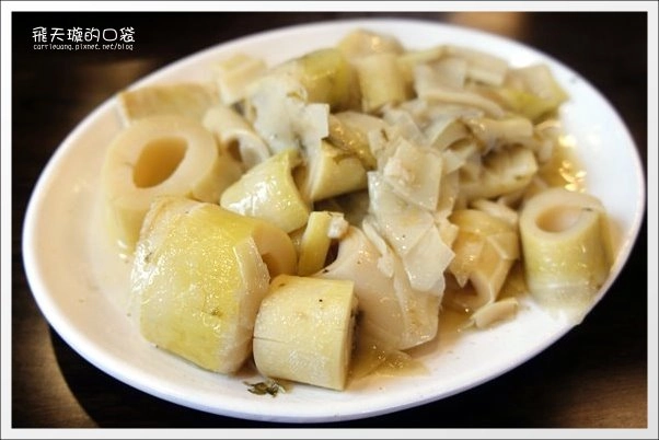 【深坑老街一日遊】必吃小吃美食推薦。深坑大樹下+金大鼎串烤香豆腐+阿珠芋圓+深坑七里香+廟口石板臭豆腐+唐山伯古味桂花酸梅湯+郭金山手工花生糖+顏藝德興豆腐冰+老街頭碳燒豆腐霜淇淋 @飛天璇的口袋