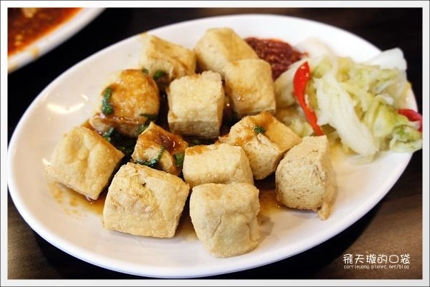 【深坑老街一日遊】必吃小吃美食推薦。深坑大樹下+金大鼎串烤香豆腐+阿珠芋圓+深坑七里香+廟口石板臭豆腐+唐山伯古味桂花酸梅湯+郭金山手工花生糖+顏藝德興豆腐冰+老街頭碳燒豆腐霜淇淋 @飛天璇的口袋