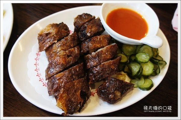 【深坑老街一日遊】必吃小吃美食推薦。深坑大樹下+金大鼎串烤香豆腐+阿珠芋圓+深坑七里香+廟口石板臭豆腐+唐山伯古味桂花酸梅湯+郭金山手工花生糖+顏藝德興豆腐冰+老街頭碳燒豆腐霜淇淋 @飛天璇的口袋