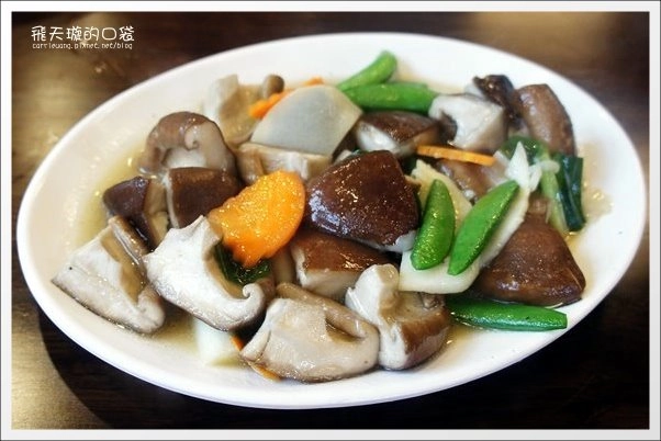 【深坑老街一日遊】必吃小吃美食推薦。深坑大樹下+金大鼎串烤香豆腐+阿珠芋圓+深坑七里香+廟口石板臭豆腐+唐山伯古味桂花酸梅湯+郭金山手工花生糖+顏藝德興豆腐冰+老街頭碳燒豆腐霜淇淋 @飛天璇的口袋