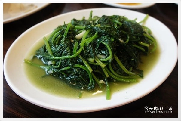 【深坑老街一日遊】必吃小吃美食推薦。深坑大樹下+金大鼎串烤香豆腐+阿珠芋圓+深坑七里香+廟口石板臭豆腐+唐山伯古味桂花酸梅湯+郭金山手工花生糖+顏藝德興豆腐冰+老街頭碳燒豆腐霜淇淋 @飛天璇的口袋