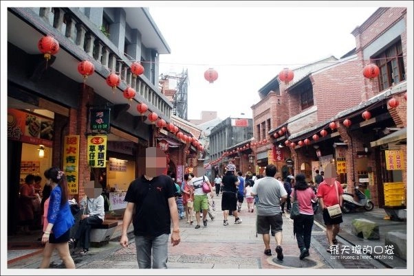 【深坑老街一日遊】必吃小吃美食推薦。深坑大樹下+金大鼎串烤香豆腐+阿珠芋圓+深坑七里香+廟口石板臭豆腐+唐山伯古味桂花酸梅湯+郭金山手工花生糖+顏藝德興豆腐冰+老街頭碳燒豆腐霜淇淋 @飛天璇的口袋