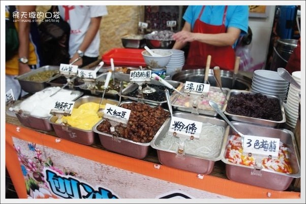 【深坑老街一日遊】必吃小吃美食推薦。深坑大樹下+金大鼎串烤香豆腐+阿珠芋圓+深坑七里香+廟口石板臭豆腐+唐山伯古味桂花酸梅湯+郭金山手工花生糖+顏藝德興豆腐冰+老街頭碳燒豆腐霜淇淋 @飛天璇的口袋