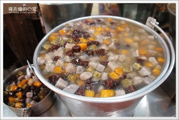 【深坑老街一日遊】必吃小吃美食推薦。深坑大樹下+金大鼎串烤香豆腐+阿珠芋圓+深坑七里香+廟口石板臭豆腐+唐山伯古味桂花酸梅湯+郭金山手工花生糖+顏藝德興豆腐冰+老街頭碳燒豆腐霜淇淋 @飛天璇的口袋