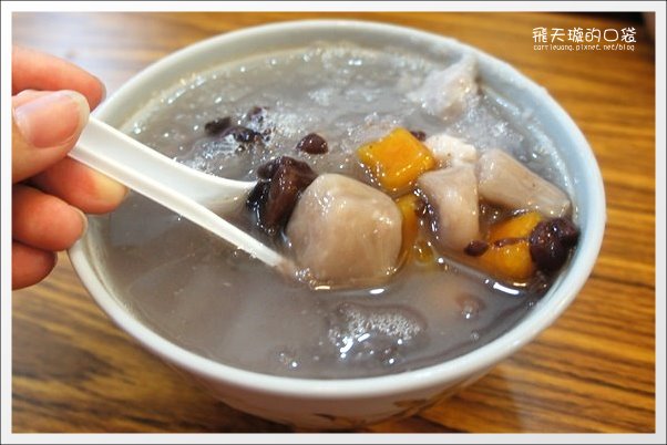 【深坑老街一日遊】必吃小吃美食推薦。深坑大樹下+金大鼎串烤香豆腐+阿珠芋圓+深坑七里香+廟口石板臭豆腐+唐山伯古味桂花酸梅湯+郭金山手工花生糖+顏藝德興豆腐冰+老街頭碳燒豆腐霜淇淋 @飛天璇的口袋