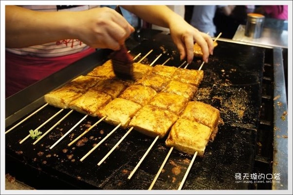【深坑老街一日遊】必吃小吃美食推薦。深坑大樹下+金大鼎串烤香豆腐+阿珠芋圓+深坑七里香+廟口石板臭豆腐+唐山伯古味桂花酸梅湯+郭金山手工花生糖+顏藝德興豆腐冰+老街頭碳燒豆腐霜淇淋 @飛天璇的口袋