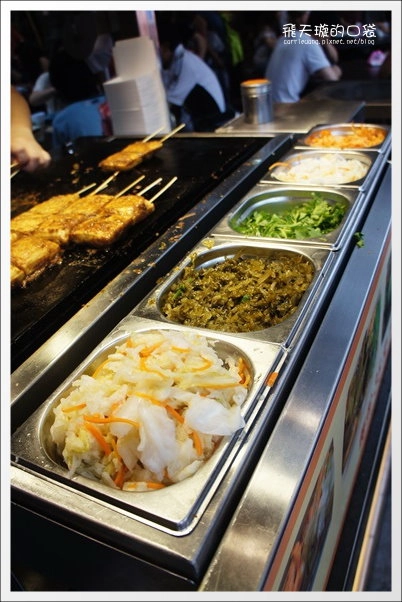 【深坑老街一日遊】必吃小吃美食推薦。深坑大樹下+金大鼎串烤香豆腐+阿珠芋圓+深坑七里香+廟口石板臭豆腐+唐山伯古味桂花酸梅湯+郭金山手工花生糖+顏藝德興豆腐冰+老街頭碳燒豆腐霜淇淋 @飛天璇的口袋