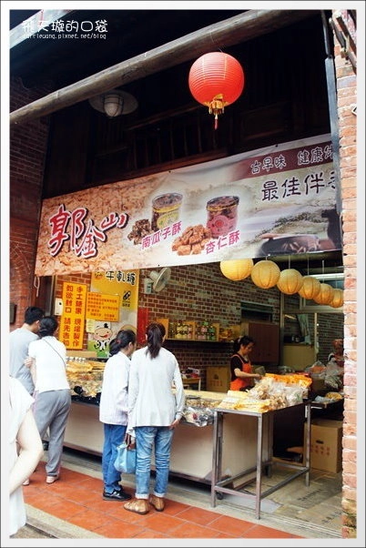【深坑老街一日遊】必吃小吃美食推薦。深坑大樹下+金大鼎串烤香豆腐+阿珠芋圓+深坑七里香+廟口石板臭豆腐+唐山伯古味桂花酸梅湯+郭金山手工花生糖+顏藝德興豆腐冰+老街頭碳燒豆腐霜淇淋 @飛天璇的口袋