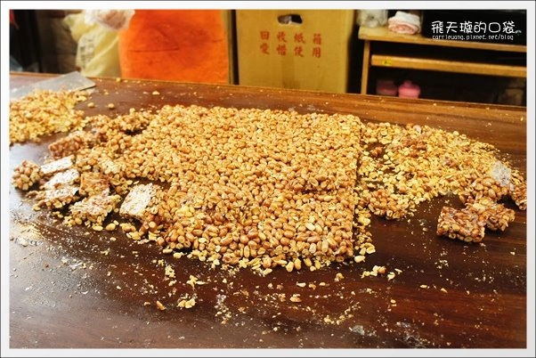 【深坑老街一日遊】必吃小吃美食推薦。深坑大樹下+金大鼎串烤香豆腐+阿珠芋圓+深坑七里香+廟口石板臭豆腐+唐山伯古味桂花酸梅湯+郭金山手工花生糖+顏藝德興豆腐冰+老街頭碳燒豆腐霜淇淋 @飛天璇的口袋