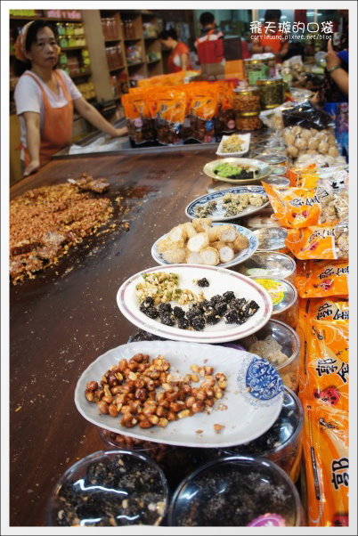 【深坑老街一日遊】必吃小吃美食推薦。深坑大樹下+金大鼎串烤香豆腐+阿珠芋圓+深坑七里香+廟口石板臭豆腐+唐山伯古味桂花酸梅湯+郭金山手工花生糖+顏藝德興豆腐冰+老街頭碳燒豆腐霜淇淋 @飛天璇的口袋