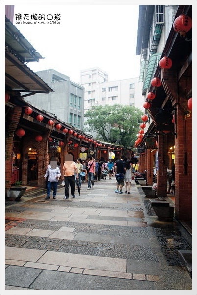 【深坑老街一日遊】必吃小吃美食推薦。深坑大樹下+金大鼎串烤香豆腐+阿珠芋圓+深坑七里香+廟口石板臭豆腐+唐山伯古味桂花酸梅湯+郭金山手工花生糖+顏藝德興豆腐冰+老街頭碳燒豆腐霜淇淋 @飛天璇的口袋