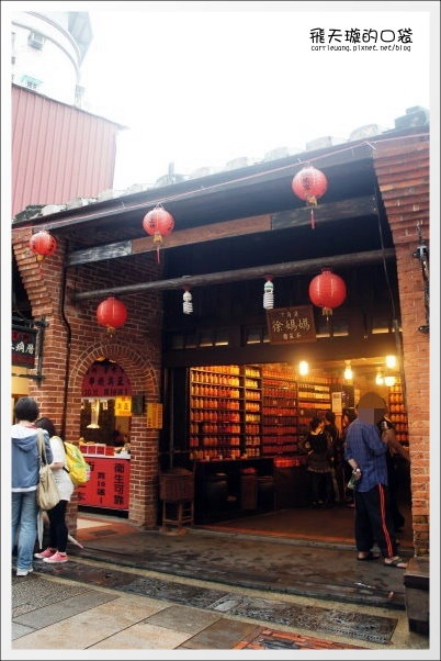 【深坑老街一日遊】必吃小吃美食推薦。深坑大樹下+金大鼎串烤香豆腐+阿珠芋圓+深坑七里香+廟口石板臭豆腐+唐山伯古味桂花酸梅湯+郭金山手工花生糖+顏藝德興豆腐冰+老街頭碳燒豆腐霜淇淋 @飛天璇的口袋