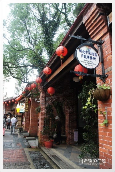 【深坑老街一日遊】必吃小吃美食推薦。深坑大樹下+金大鼎串烤香豆腐+阿珠芋圓+深坑七里香+廟口石板臭豆腐+唐山伯古味桂花酸梅湯+郭金山手工花生糖+顏藝德興豆腐冰+老街頭碳燒豆腐霜淇淋 @飛天璇的口袋