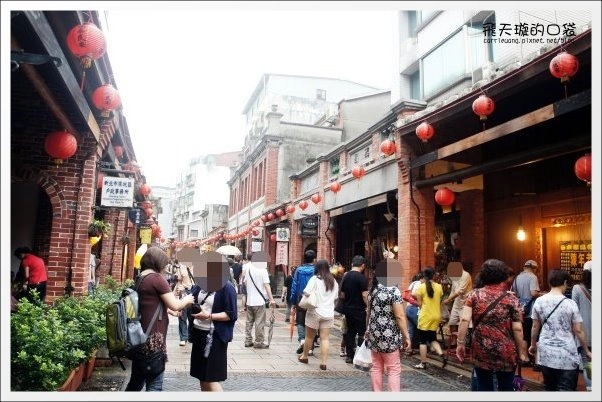 【深坑老街一日遊】必吃小吃美食推薦。深坑大樹下+金大鼎串烤香豆腐+阿珠芋圓+深坑七里香+廟口石板臭豆腐+唐山伯古味桂花酸梅湯+郭金山手工花生糖+顏藝德興豆腐冰+老街頭碳燒豆腐霜淇淋 @飛天璇的口袋