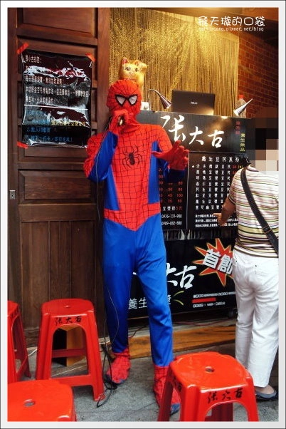 【深坑老街一日遊】必吃小吃美食推薦。深坑大樹下+金大鼎串烤香豆腐+阿珠芋圓+深坑七里香+廟口石板臭豆腐+唐山伯古味桂花酸梅湯+郭金山手工花生糖+顏藝德興豆腐冰+老街頭碳燒豆腐霜淇淋 @飛天璇的口袋