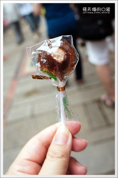 【深坑老街一日遊】必吃小吃美食推薦。深坑大樹下+金大鼎串烤香豆腐+阿珠芋圓+深坑七里香+廟口石板臭豆腐+唐山伯古味桂花酸梅湯+郭金山手工花生糖+顏藝德興豆腐冰+老街頭碳燒豆腐霜淇淋 @飛天璇的口袋