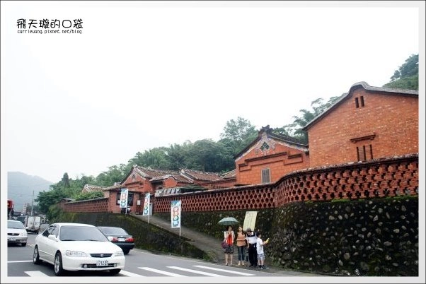 【深坑老街一日遊】必吃小吃美食推薦。深坑大樹下+金大鼎串烤香豆腐+阿珠芋圓+深坑七里香+廟口石板臭豆腐+唐山伯古味桂花酸梅湯+郭金山手工花生糖+顏藝德興豆腐冰+老街頭碳燒豆腐霜淇淋 @飛天璇的口袋