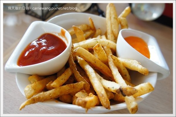 【台中餐廳推薦】梨子咖啡館@崇德店。溫馨樂活親子餐廳推薦！ @飛天璇的口袋