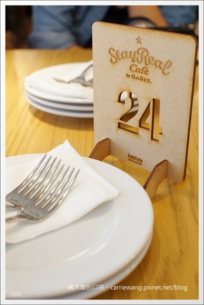 【台中下午茶】StayReal Caf&eacute;。五月天阿信的店，體驗潮與搖滾精神~ @飛天璇的口袋