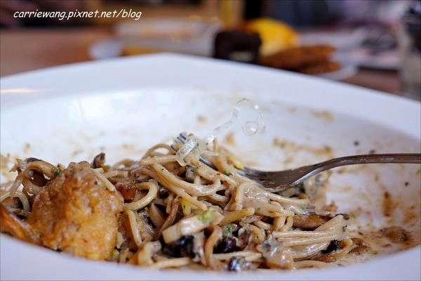 貳樓餐廳台中店：餐點份量大選擇性多，還可以把危機化成轉機 @飛天璇的口袋